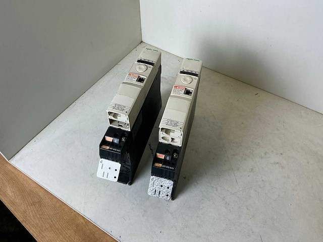 Schneider atv32hu11n4 frequentieregelaar (2x) - afbeelding 1 van  7