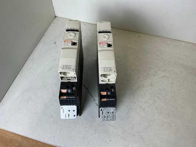 Schneider atv32hu11n4 frequentieregelaar (2x) - afbeelding 2 van  7