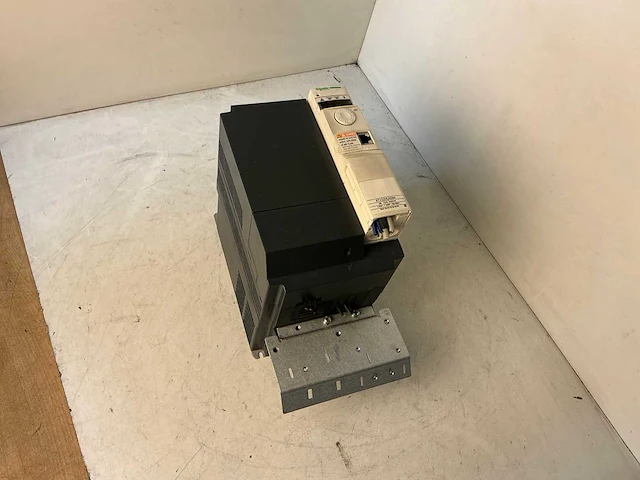 Schneider atv32hu55n4 frequentieregelaar - afbeelding 1 van  7