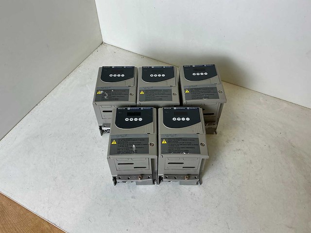 Schneider / telemecanique altivar28 atv28hu18m2 frequentieregelaar (5x) - afbeelding 2 van  5