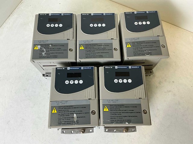 Schneider / telemecanique altivar28 atv28hu18m2 frequentieregelaar (5x) - afbeelding 1 van  3