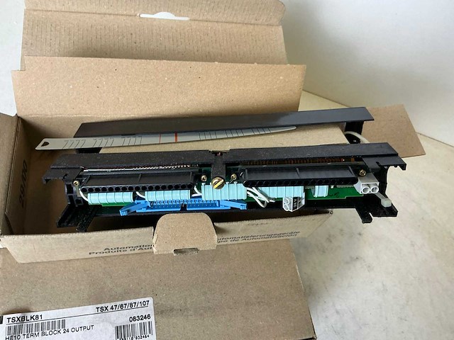 Schneider tsxblk81 he10 terminal block – 24 outputs (5x) - afbeelding 3 van  3