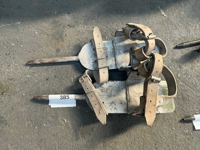 Schoenankers voor elektriciteitspalen (2x) - afbeelding 1 van  4