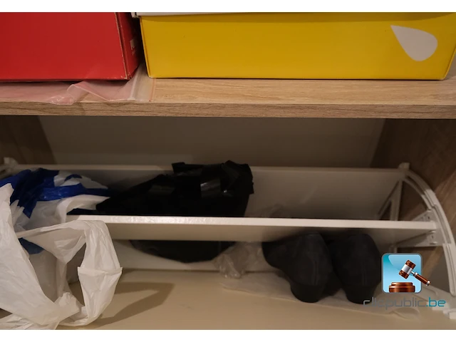 Schoenkast en inhoud - afbeelding 3 van  9