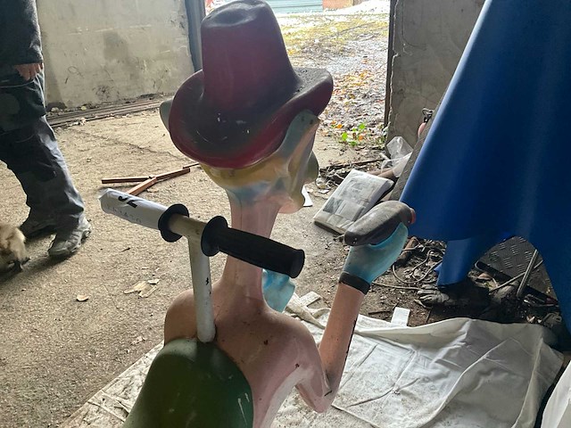 Schommelend carrouselaap - afbeelding 8 van  8