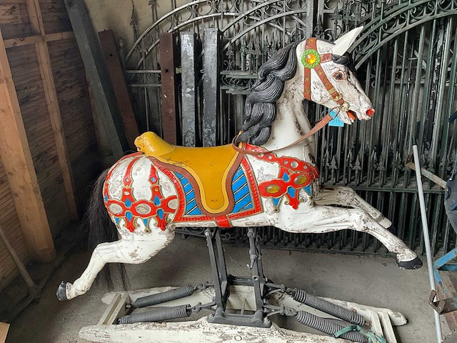 Schommelend carrouselpaard - afbeelding 8 van  15