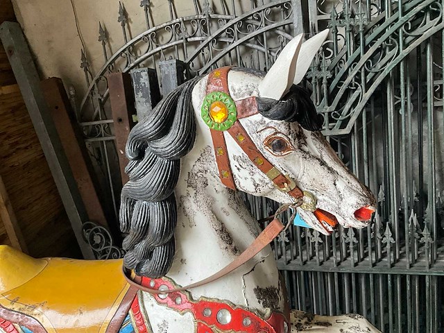 Schommelend carrouselpaard - afbeelding 9 van  15