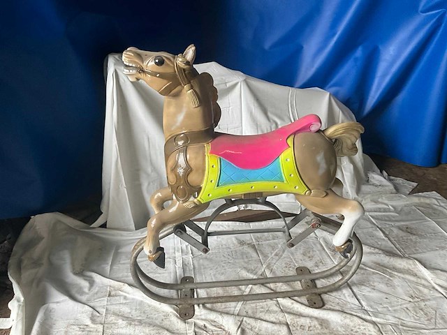 Schommelend carrouselpaard - afbeelding 1 van  8