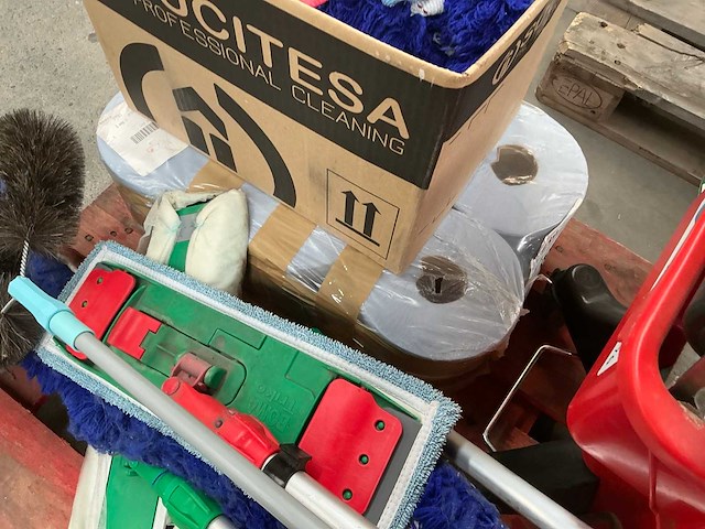 Schoonmaak benodigdheden/poetsgerief - afbeelding 2 van  11