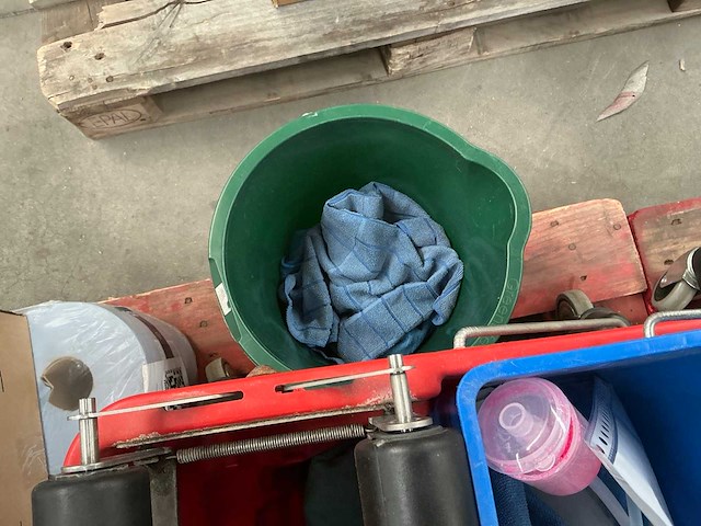 Schoonmaak benodigdheden/poetsgerief - afbeelding 3 van  11