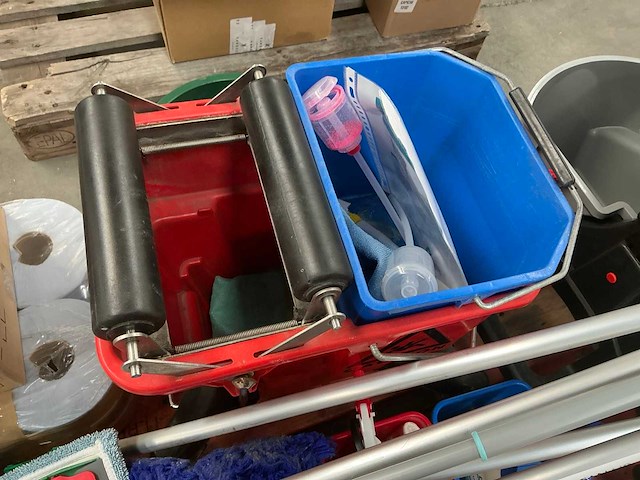 Schoonmaak benodigdheden/poetsgerief - afbeelding 8 van  11