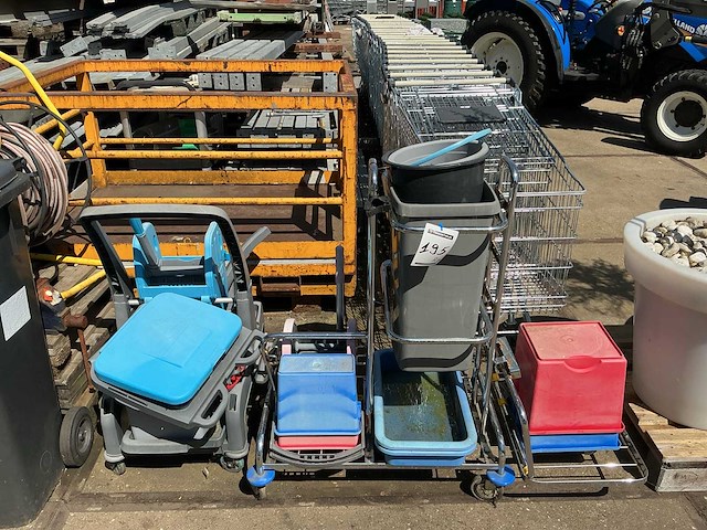 Schoonmaakwagen (2x) - afbeelding 1 van  3