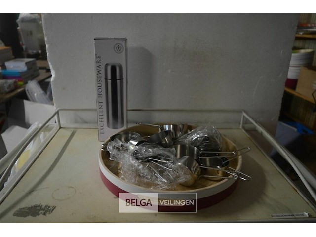 Schotel met thermokan en partij maatbekers - afbeelding 1 van  3