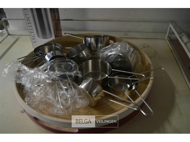 Schotel met thermokan en partij maatbekers - afbeelding 3 van  3