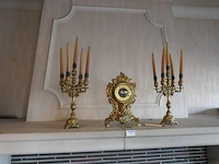 Schouwklok met kandelaars
