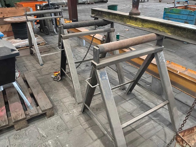 Schraag rvs met rol (3x) - afbeelding 1 van  2
