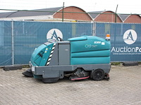 Schrobmachine tennant 8300 elektrisch 2013 - afbeelding 1 van  1