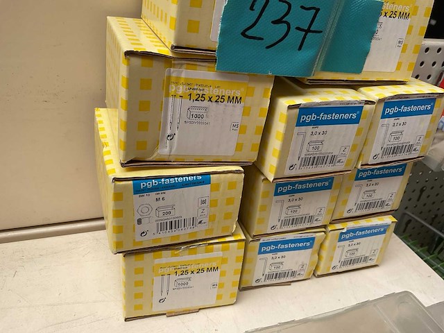 Schroef haken nagels moeren - afbeelding 1 van  1