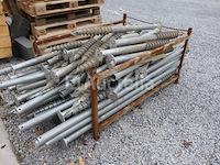 Schroeven voor het leggen van terrassen op het land