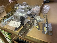 Schuifsloten en poort sluitingen - afbeelding 2 van  7