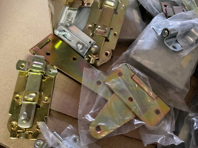 Schuifsloten en poort sluitingen - afbeelding 7 van  7