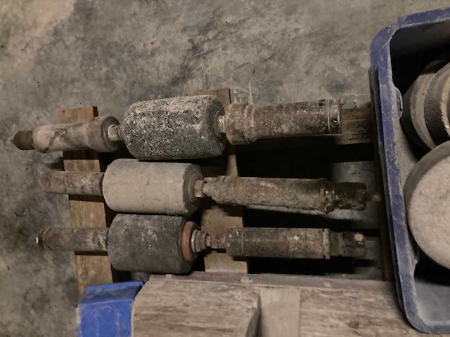 Schuurmachines 6 stuks en schuurstenen - afbeelding 4 van  13