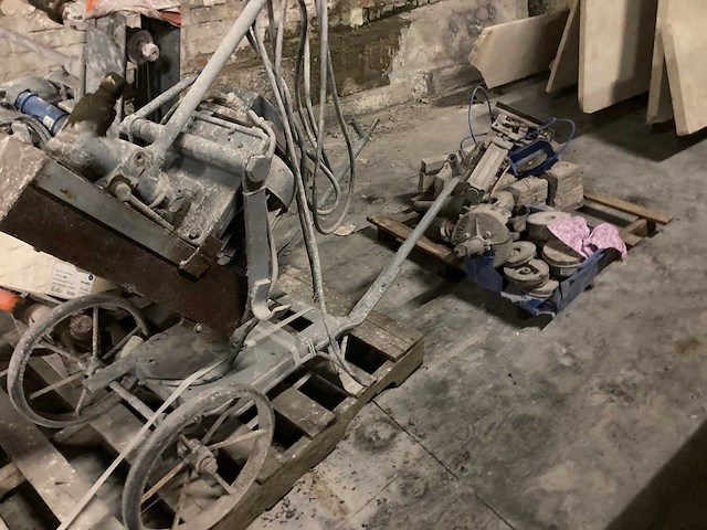 Schuurmachines 6 stuks en schuurstenen - afbeelding 8 van  13