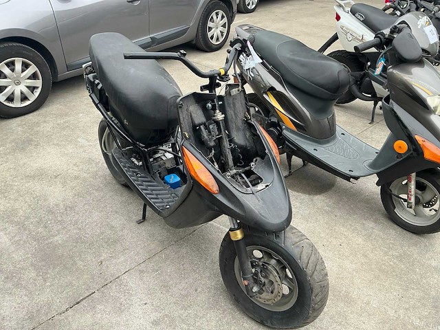 Scooter dienend voor wisselstukken - afbeelding 2 van  8