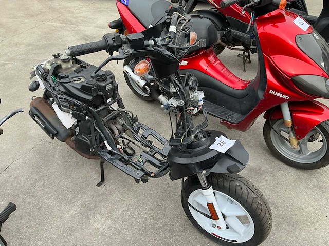 Scooter dienend voor wisselstukken - afbeelding 2 van  6