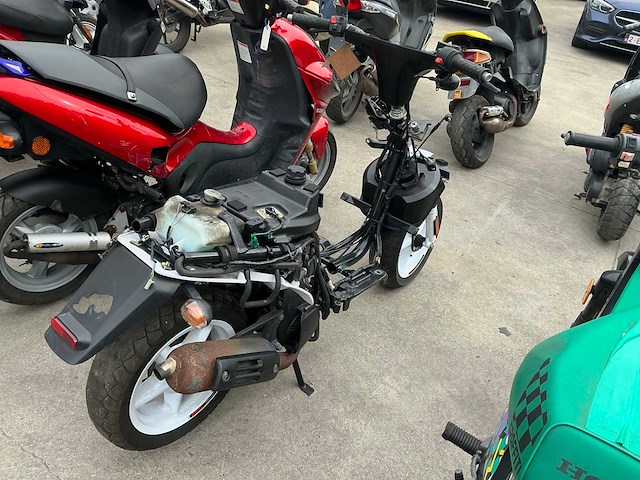 Scooter dienend voor wisselstukken - afbeelding 7 van  7