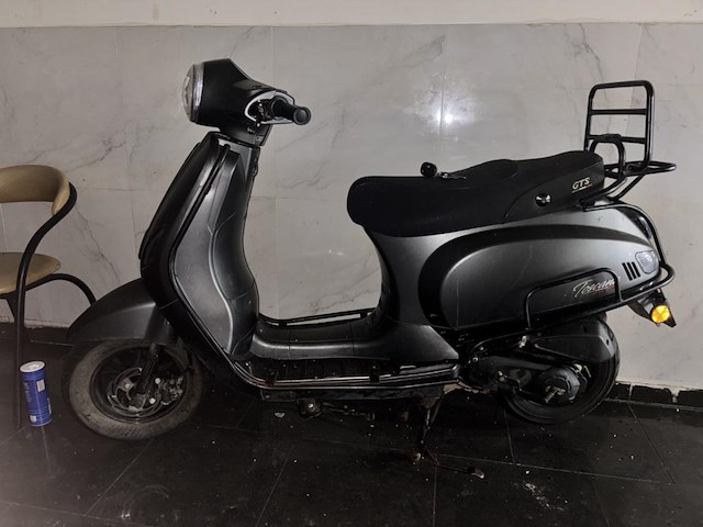 Scooter vespa gts toscane - afbeelding 1 van  6