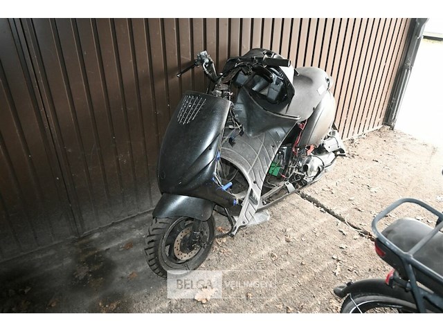 Scooter wrak - afbeelding 1 van  5