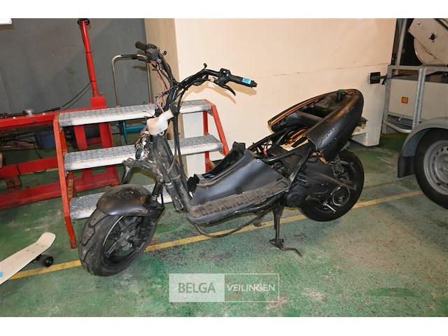 Scooter wrak - afbeelding 1 van  5