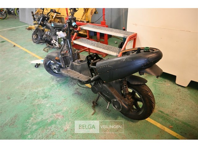 Scooter wrak - afbeelding 3 van  5