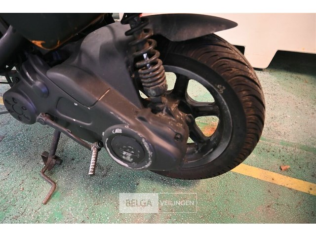 Scooter wrak - afbeelding 4 van  5
