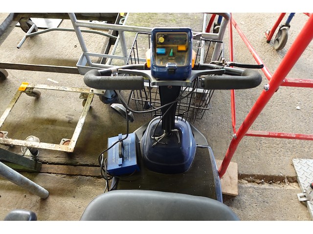 Scootmobiel (batterijen te vervangen) - afbeelding 3 van  4