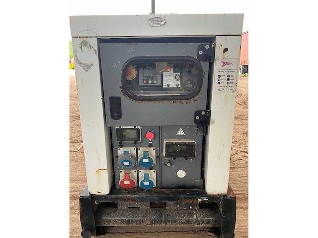 Sdmo - r22 - power generator - 2011 - afbeelding 8 van  11