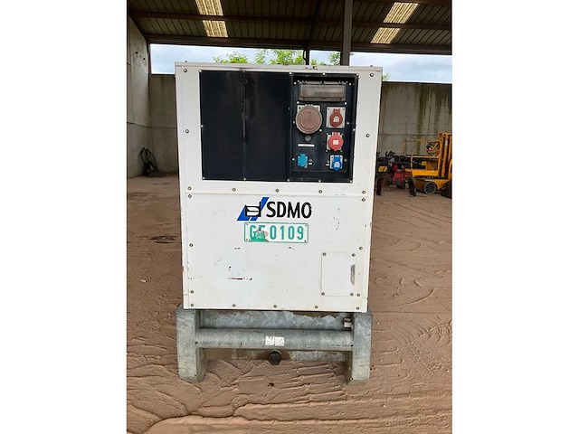 Sdmo - r66 - power generator - 2011 - afbeelding 9 van  15