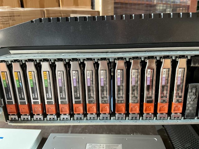 Server dell ems,sae met 13 harde sas schijven 2,5” - afbeelding 3 van  8