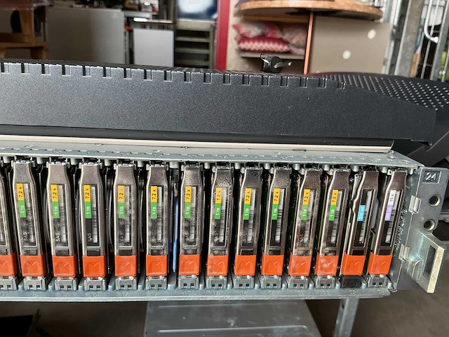 Server dell ems,sae met 13 harde sas schijven 2,5” - afbeelding 4 van  8