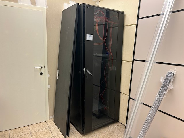 Serverkast en inhoud - afbeelding 1 van  11