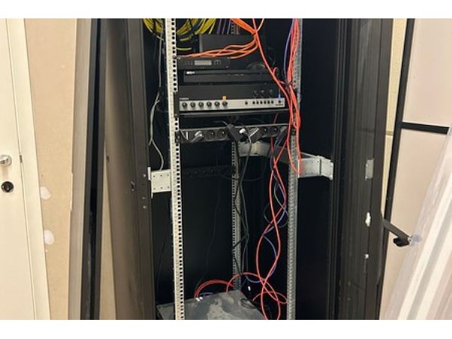 Serverkast en inhoud - afbeelding 3 van  11