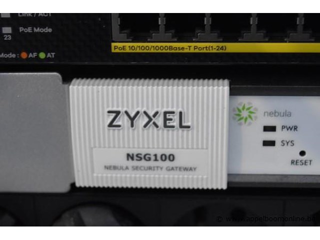 Serverkast inhoudend security gateway zyxel nsg 100 plus zyxel gs1920-24hp - afbeelding 2 van  2