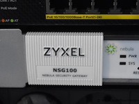 Serverkast inhoudend security gateway zyxel nsg 100 plus zyxel gs1920-24hp - afbeelding 2 van  2