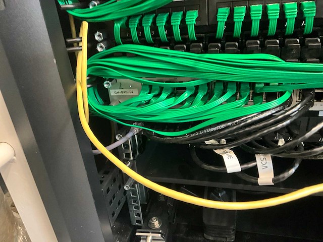 Serverkast met apc en cisco switchpanelen - afbeelding 2 van  16