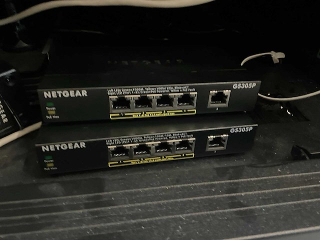 Serverkast met apc en cisco switchpanelen - afbeelding 3 van  16