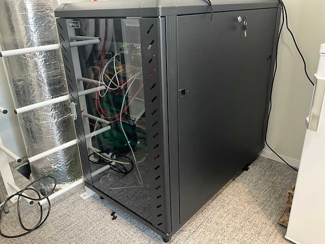Serverkast met apc en cisco switchpanelen - afbeelding 4 van  16