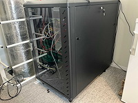 Serverkast met apc en cisco switchpanelen - afbeelding 4 van  16