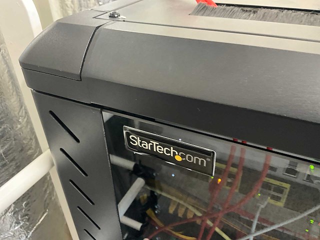 Serverkast met apc en cisco switchpanelen - afbeelding 5 van  16