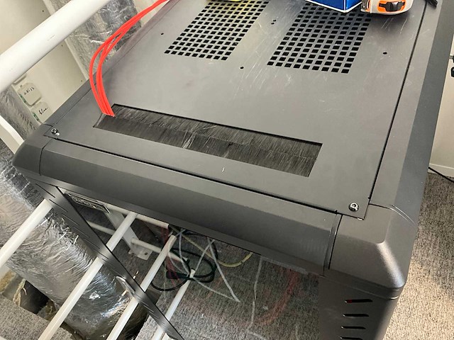 Serverkast met apc en cisco switchpanelen - afbeelding 6 van  16